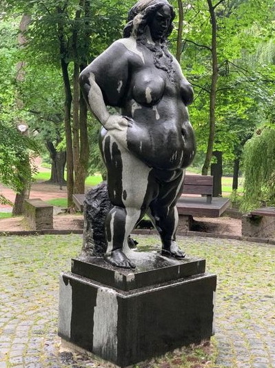 Во Львове осквернили скандальную скульптуру в виде голой и очень толстой женщины, которую временно...