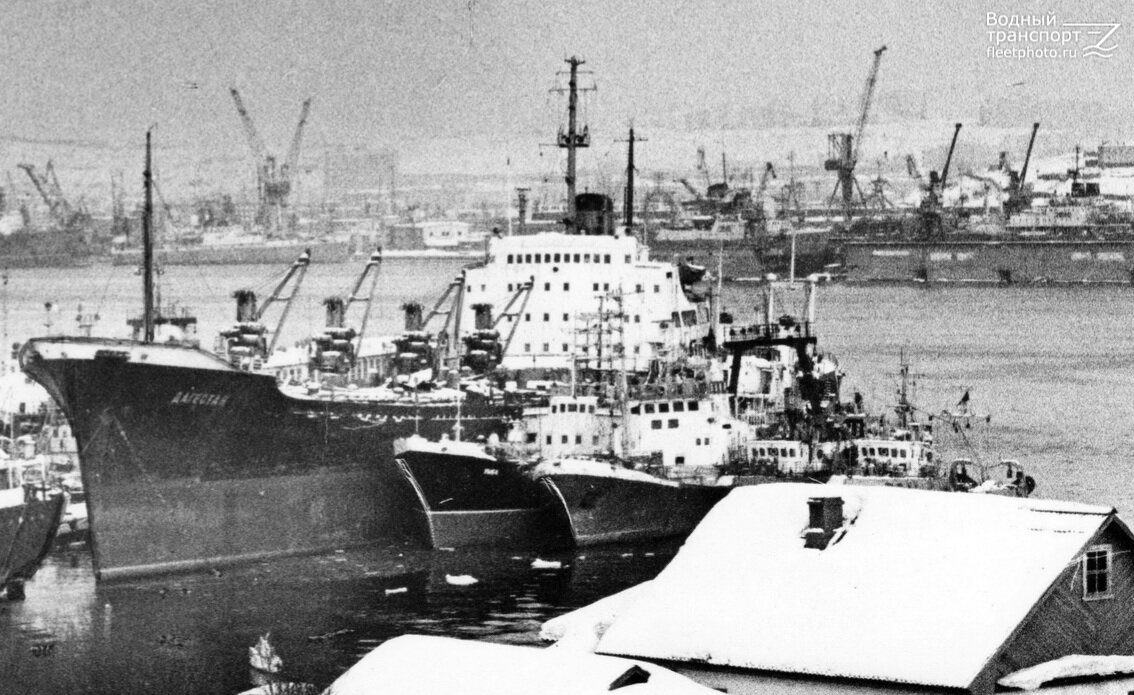 Советский сухогруз " Дагестан" в порту города Мурманск. Фото времен СССР.