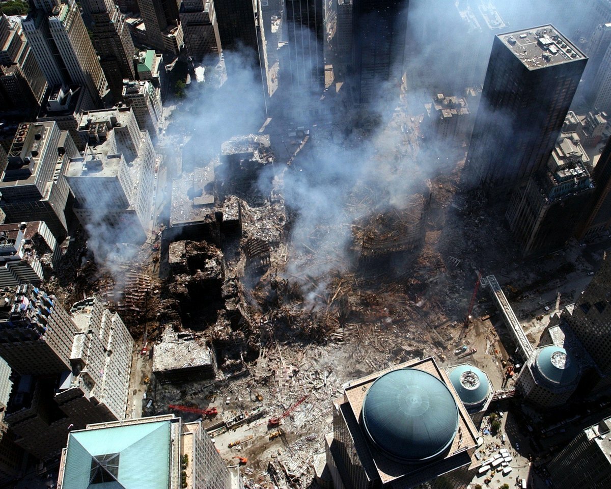 День после взрыва. Башни-Близнецы 11 сентября 2001. ВТЦ Нью-Йорк башни Близнецы 2001. Башни Близнецы в Нью-Йорке 11 сентября.