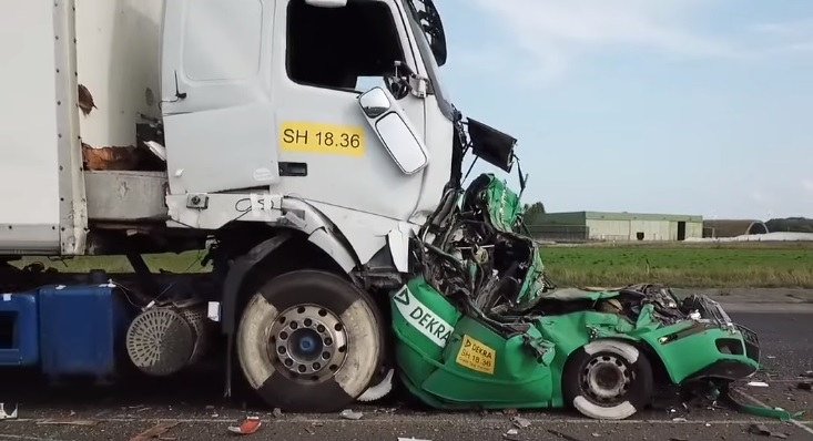 Страшное видео показывает, что происходит, когда водитель грузовика не тормозит