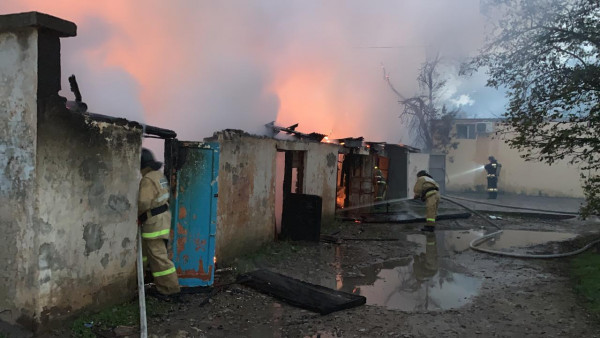 Севастопольские огнеборцы ликвидировали крупный пожар в поселке Кача