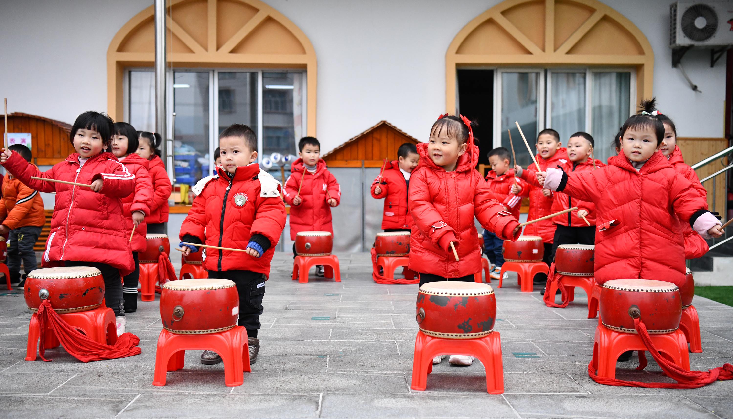 Готовят малыши сами, зимой обходятся без отопления: Почему китайские детсады удивляют людей по всему миру