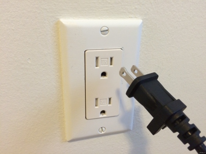 Искрит розетка: в чем причина и как избежать подобного Искрит розетка: в чем причина и как избежать подобного гаджеты,интересное,мир,розетка,технологии