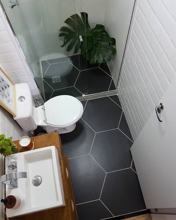 Хрущевские квартиры славятся своим небольшим размером, и ванная комната или туалет в них обычно являются одними из самых узких помещений.-16