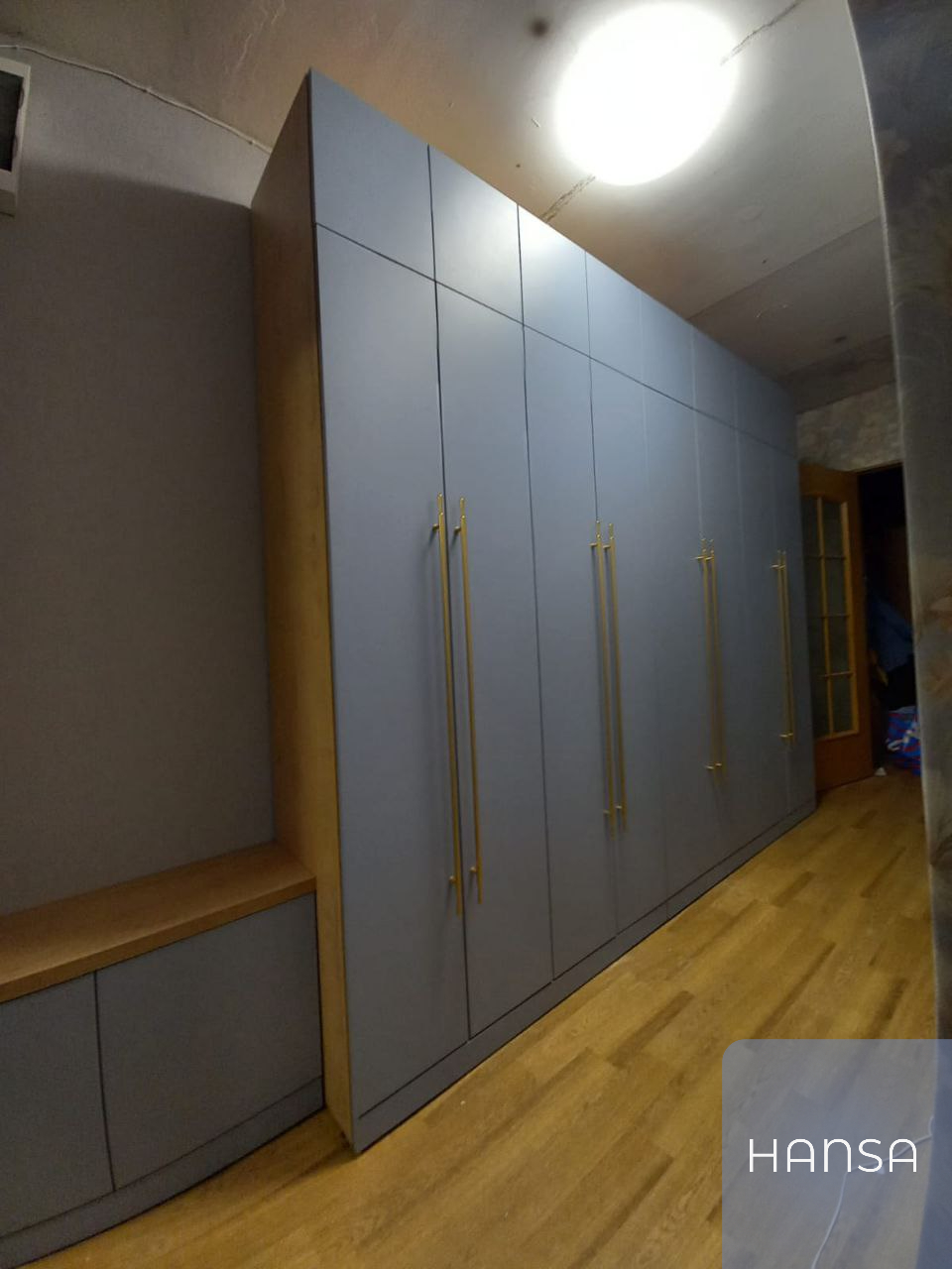 Шкаф из ЛДСП с МДФ фасадами в прихожую, изготовленный на заказ фирмой Hansa Mebel
