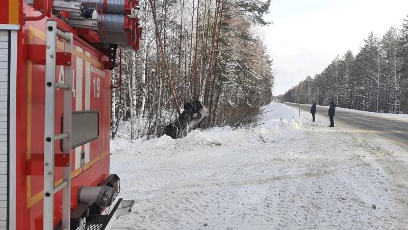 Внедорожник вылетел в кювет и застрял между деревьями в Мордовии