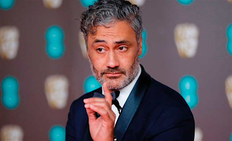 До чего доводит изоляция: оскароносный режиссер и автор фильма "Тор: Рагнарёк" Тайка Вайтити занялся пошивом игрушек