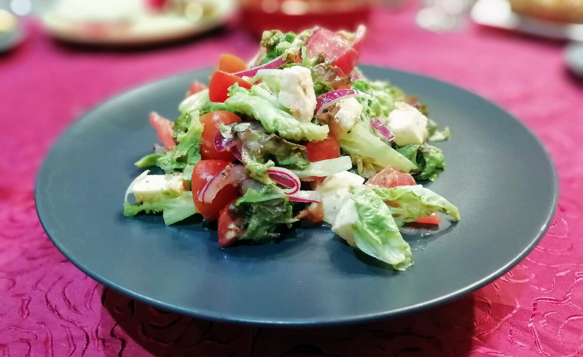 Капрезе по-новому. Вкусный салат с томатами, моцареллой и изумительной заправкой