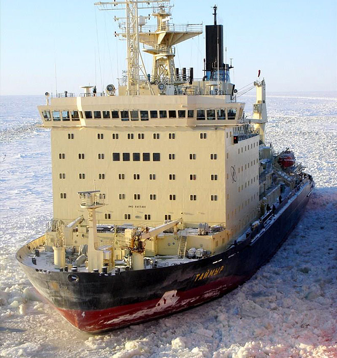 Атомный ледокол идет по льду Арктики. Прокладывание пути сквозь торосы толщиной 2 метра Культура