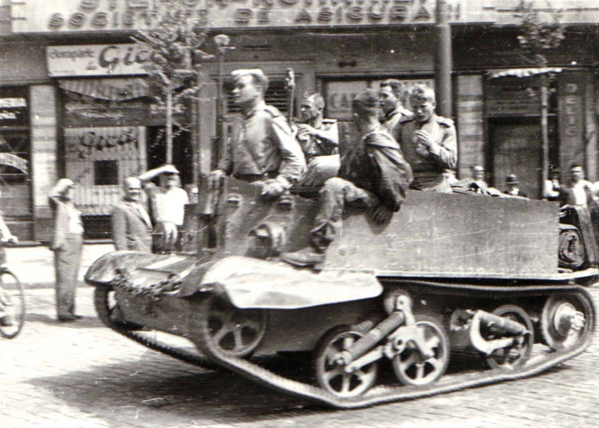 Солдаты РККА в Бухаресте на британском БТР Universal Carrier
