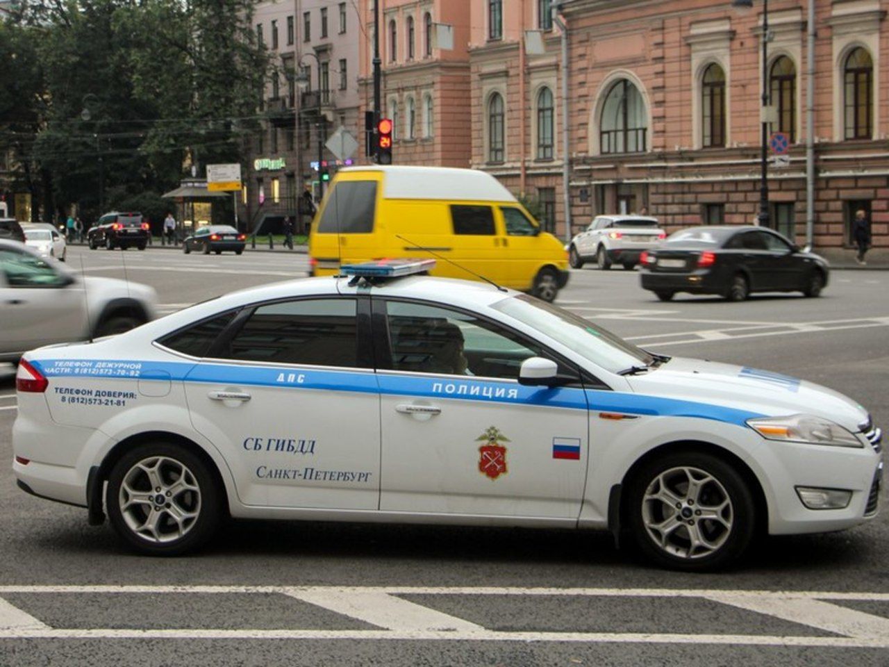 Движение на автомобиле в санкт петербурге. Полицейские машины Санкт-Петербурга. Машина ДПС. Полицейская машина. Полиция Питера машины.