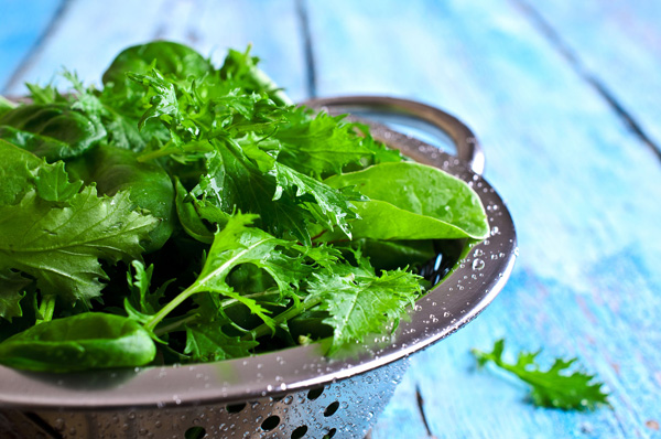 Подготавливаем зелень для салатов, чтобы получить максимально вкуса. Моем, сушим, убираем лишнее