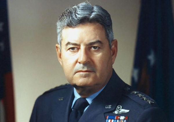 Генерал Кертис Лемей