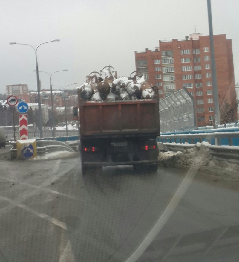 Ничего необычного, просто по улицам Пензы тихо едет грузовик, везущий чёртову тучу авиабомб автомобили, грузы, дорога, прикол, юмор