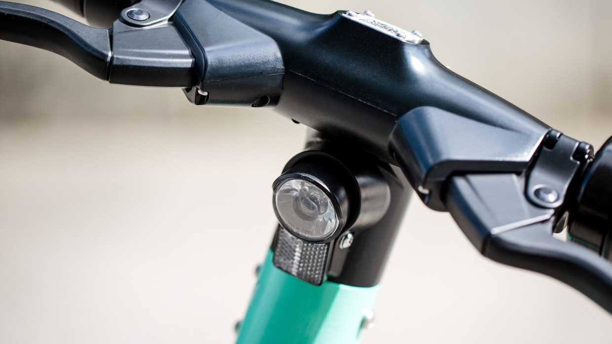 Курьер на самокате столкнулся с автомобилем каршеринга в Петербурге