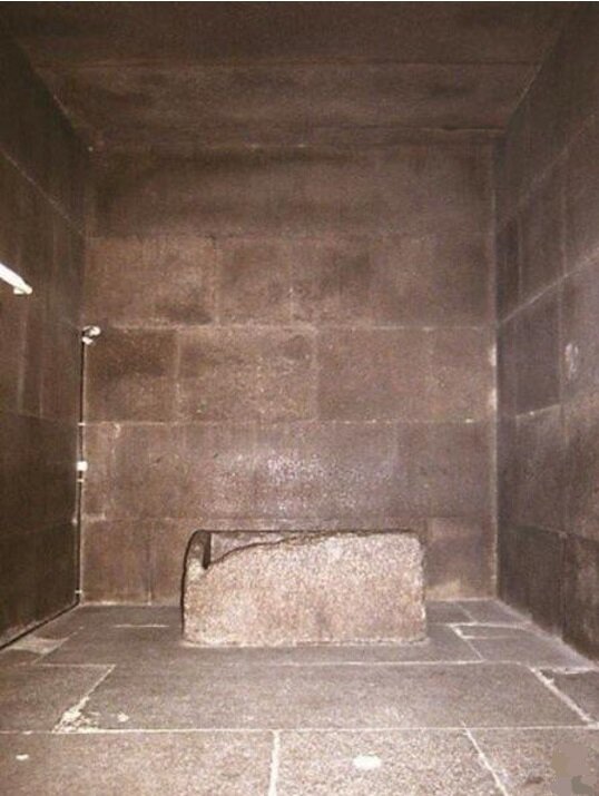 Пол, саркофаг и западная стена Камеры Царя после реставрации 1999 г.