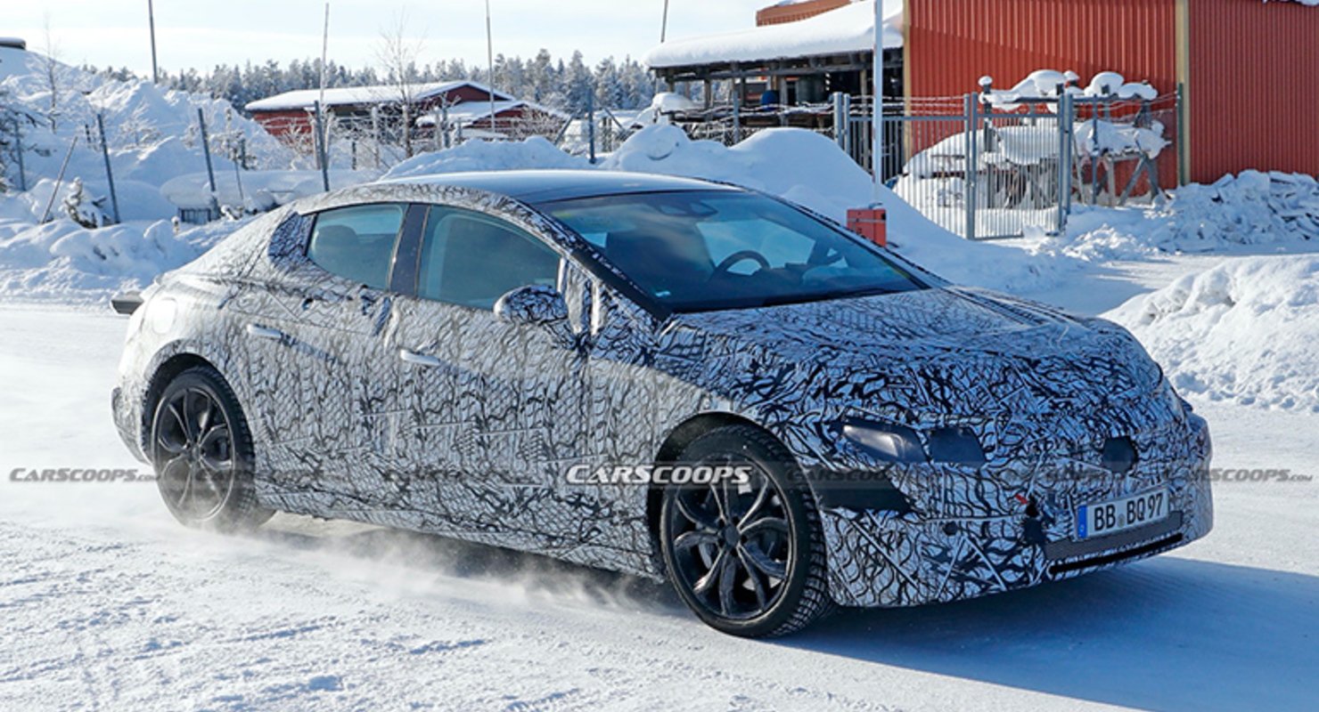 Электрический седан Mercedes EQE заметили на тестах