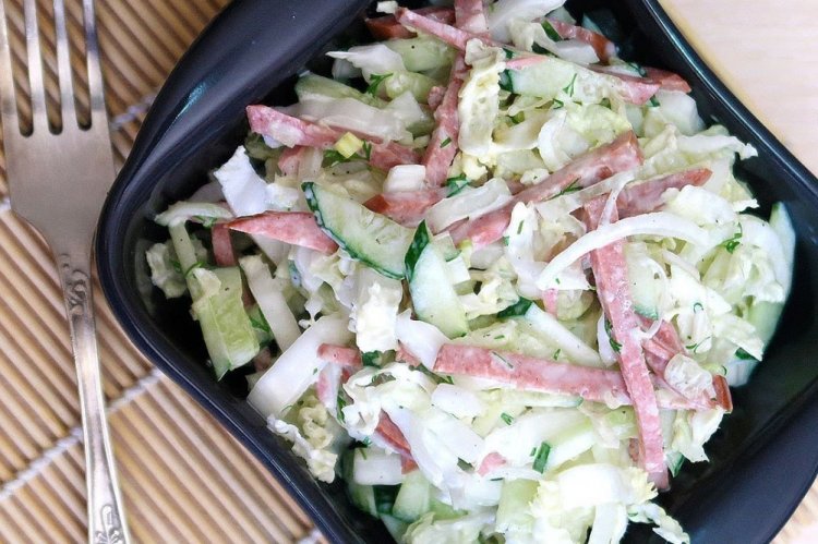 Салат с капустой, огурцом и колбасой Салат с капустой, огурцом и колбасой