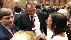 Скандал: Геращенко и представитель Порошенко пили шампанское с Петром Толстым