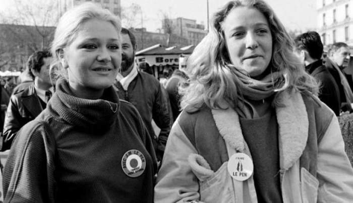 На снимке 1985 года 17-летняя Марин (справа) на демонстрации, организованной в поддержку партии отца «Национальный фронт», а спустя 27 она выдвигала свою кандидатуру на пост президента Франции.