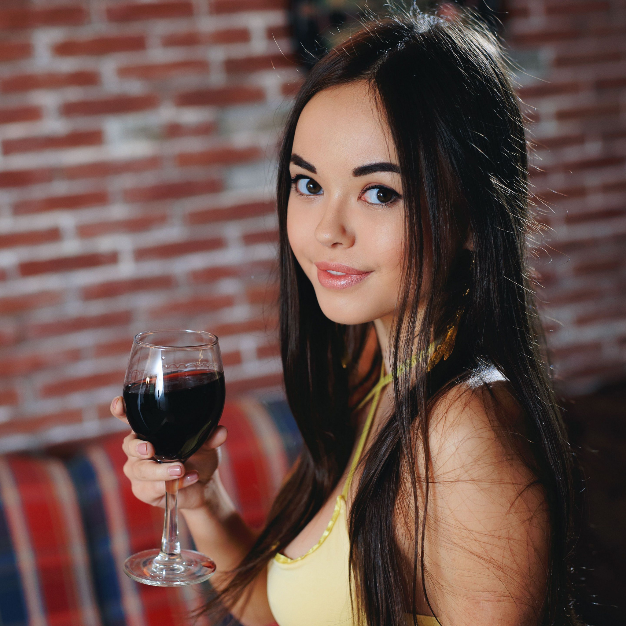 как правильно пить вино, как правильно пить вино красное, как правильно пить сухое вино, как правильно пить красное сухое вино, как правильно пить белое вино, как правильно пить полусладкое вино, винный этикет, винные бокалы этикет, как держать винный бокал по этикету