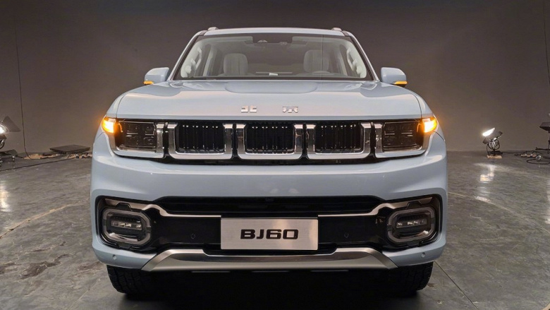 В профиль – Land Cruiser Prado, а анфас – Jeep Grand Cherokee. Представлен большой гибридный внедорожник BAIC BJ60 с запасом хода 1000 км