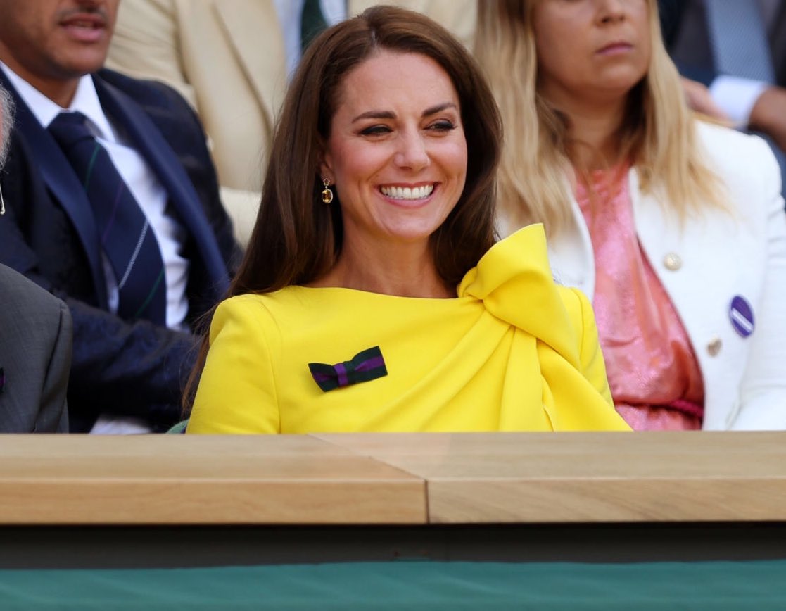 Кейт Миддлтон в ярком платье наградила россиянку, победившую в финале Уимблдона