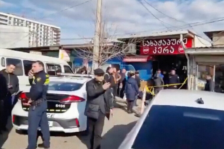 «Попросил денег и выстрелил»: в Грузии мужчина убил четырех человек на рынке