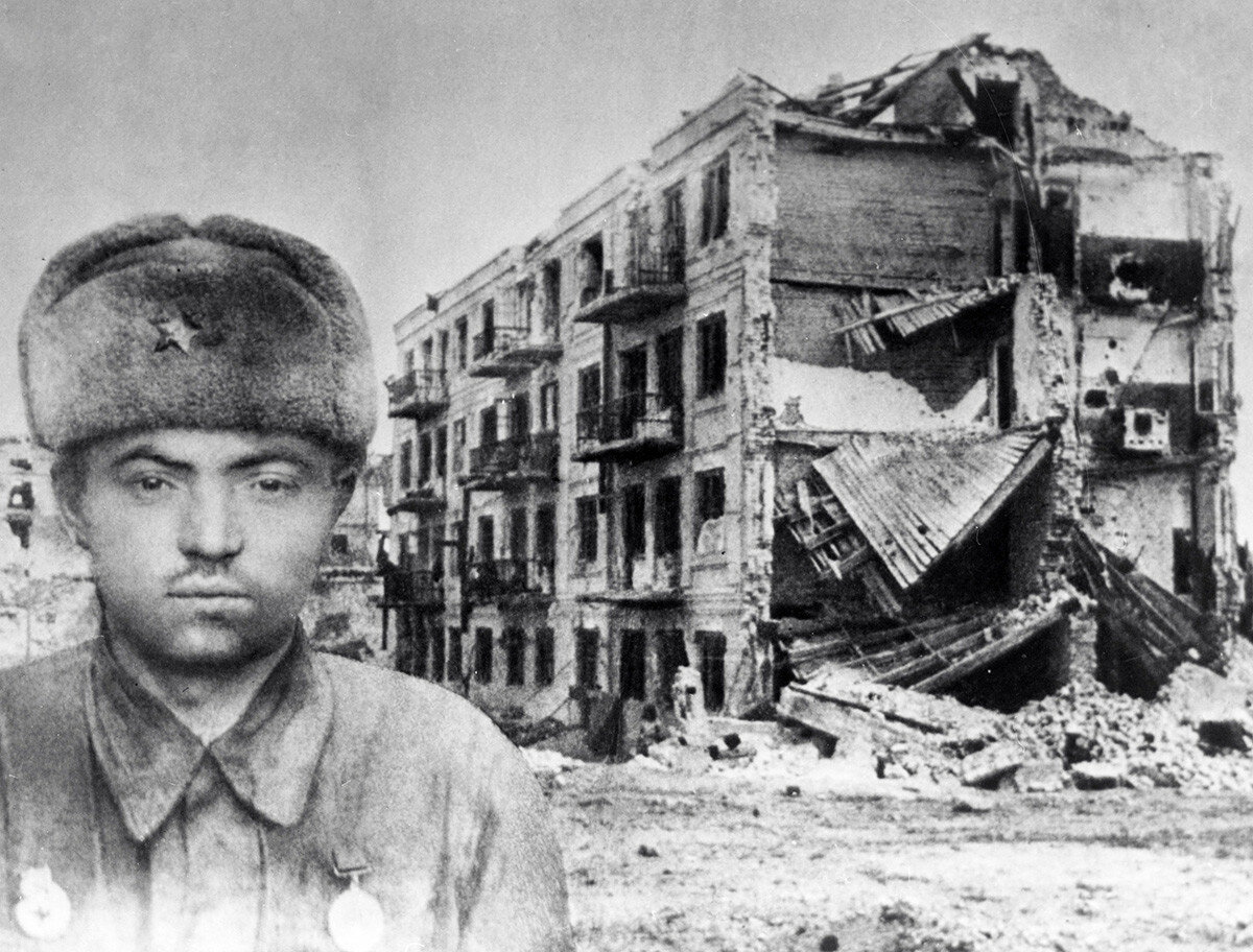 Герой Советского Союза сержант Яков Павлов на фоне разрушенного дома. (c) Георгий Зельма/Sputnik