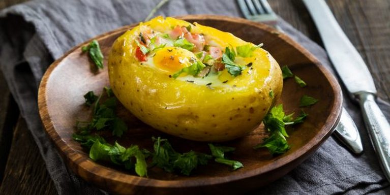 ЗАПЕЧЁННЫЙ картофель с ЯЙЦОМ, сыром и беконом