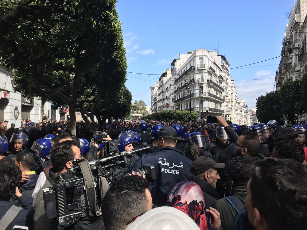 Как победить больного упыря, который 20 лет у власти Как победить больного упыря, который 20 лет у власти Алжир