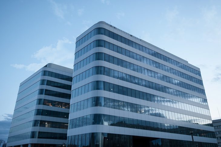 По утрам я люблю пить кофе и подсматривать в окна соседнего бизнес центра…