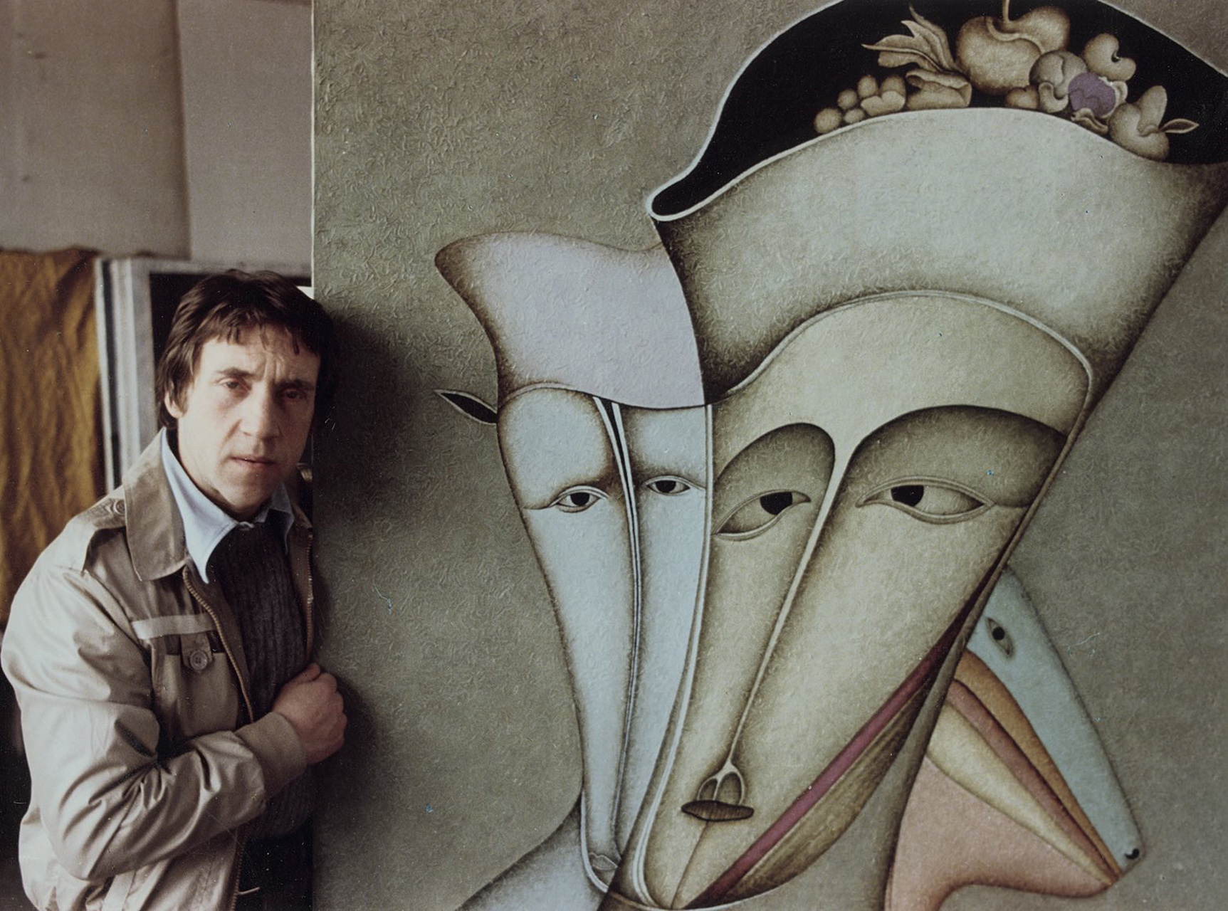Владимир Высоцкий у своей любимой картины «Метафизический бюст» Михаила Шемякина, 1976 год
