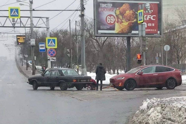 Как тебе такое, Илон Маск?: старая Волга взяла на буксир Tesla