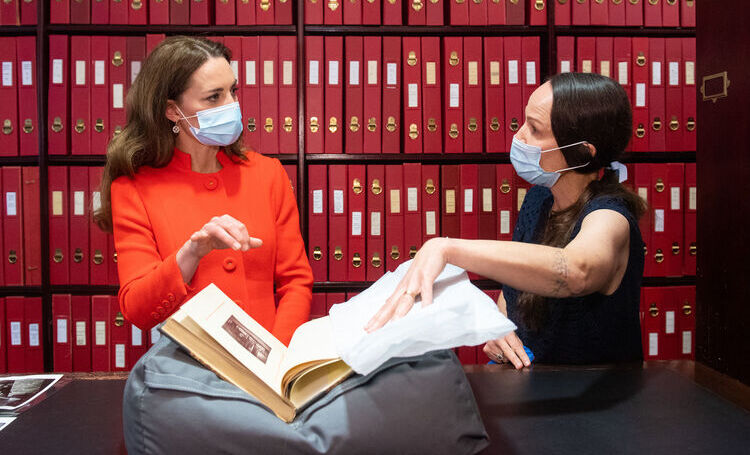 Кейт Миддлтон неожиданно вышла в свет, чтобы отпраздновать выход своей новой книги