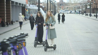 Электросамокаты на ул. Мало-Тобольской / Фото: Екатерина Смолихина