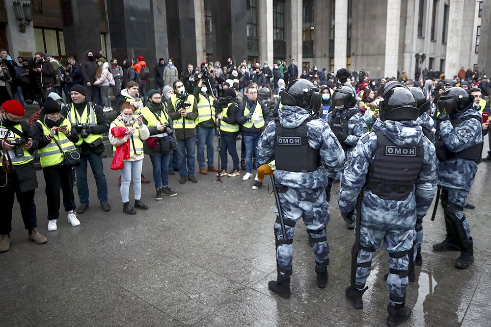 Совфед одобрил штрафы за неправомерное использование знака СМИ на митингах