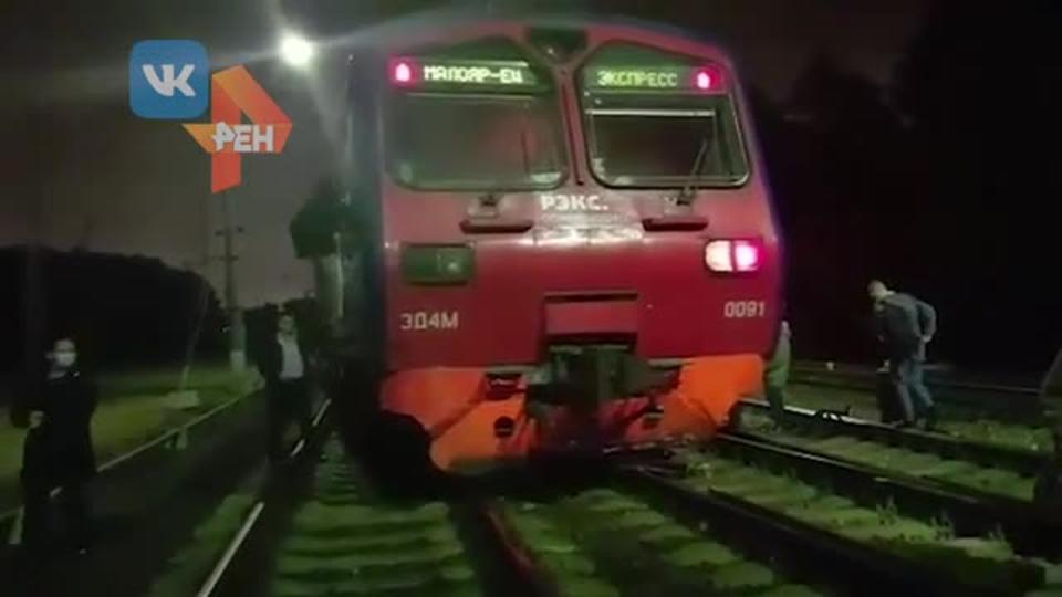 Вагоны электрички в Москве сошли с рельсов из-за детали другого поезда