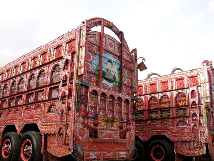Пакистанские дальнобойщики обязательно украшают свой транспорт.