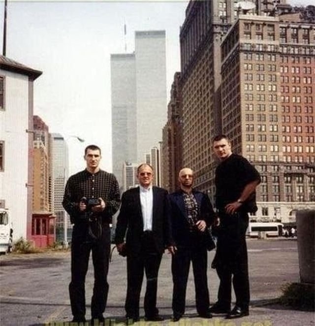 Украинские криминальные авторитеты со своими телохранителями - братьями Кличко. Нью-Йорк, 1996 год.