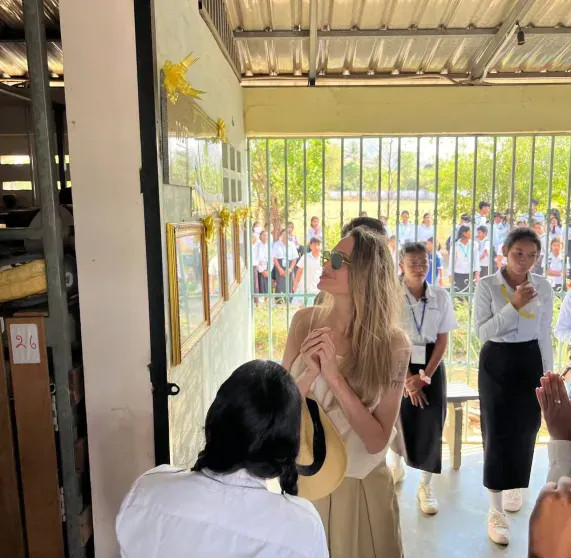 Анджелина Джоли появилась на публике в Камбодже ДжолиАнджелина, Джоли, актриса, Анджелина, детей, вместе, спустя, развод, провинции, Баттамбанг, детьми, Камбоджу, посетила, Вивьен, Шайло, усыновил, троих, родила, первую, свадьбу