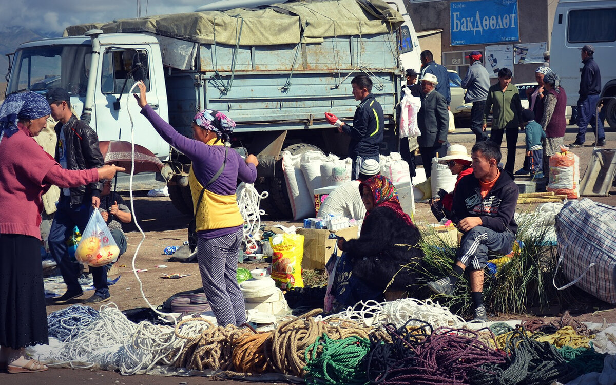 Рыночек где-то в Киргизии; люди живут, мягко говоря, небогато