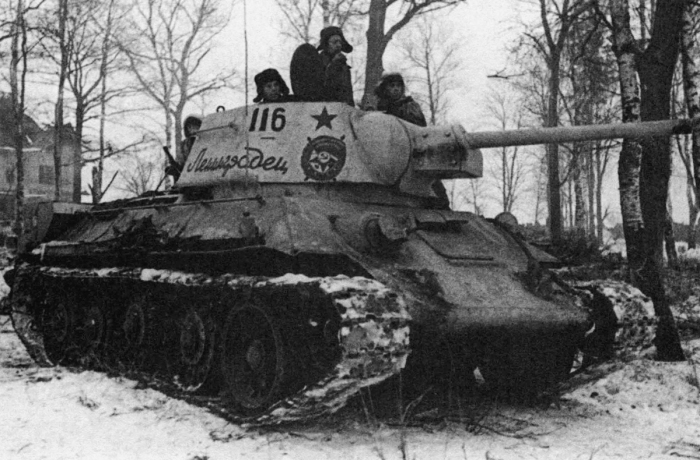 Т-34-85 с собственным именем «Ленинградец» в зимнем камуфляже. | Фото: waralbum.ru. Т-34-85 с собственным именем «Ленинградец» в зимнем камуфляже. | Фото: waralbum.ru.