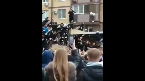 Кидать на выборах. Толпа с деньгами. Кидает в толпу деньги. Чеченские чиновники развл. Человек кидает конфеты в толпу.