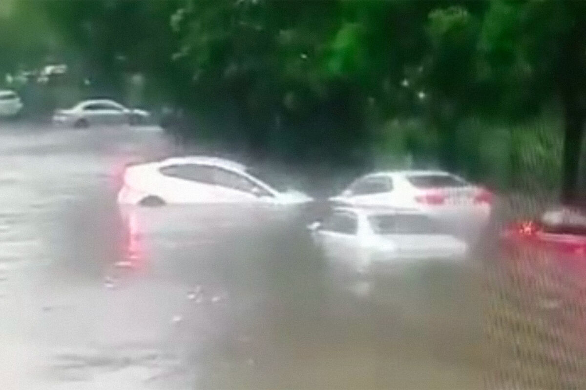 Во Владивостоке произошло ДТП с тремя автомобилями в потоке воды