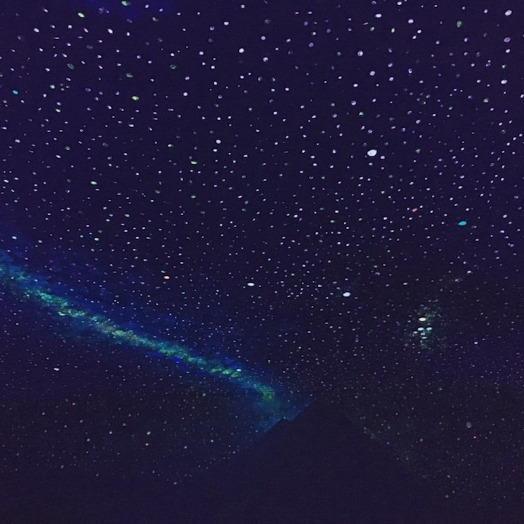 Художница нарисовала на потолке целую галактику, чтобы маленький сын её друга смог уснуть