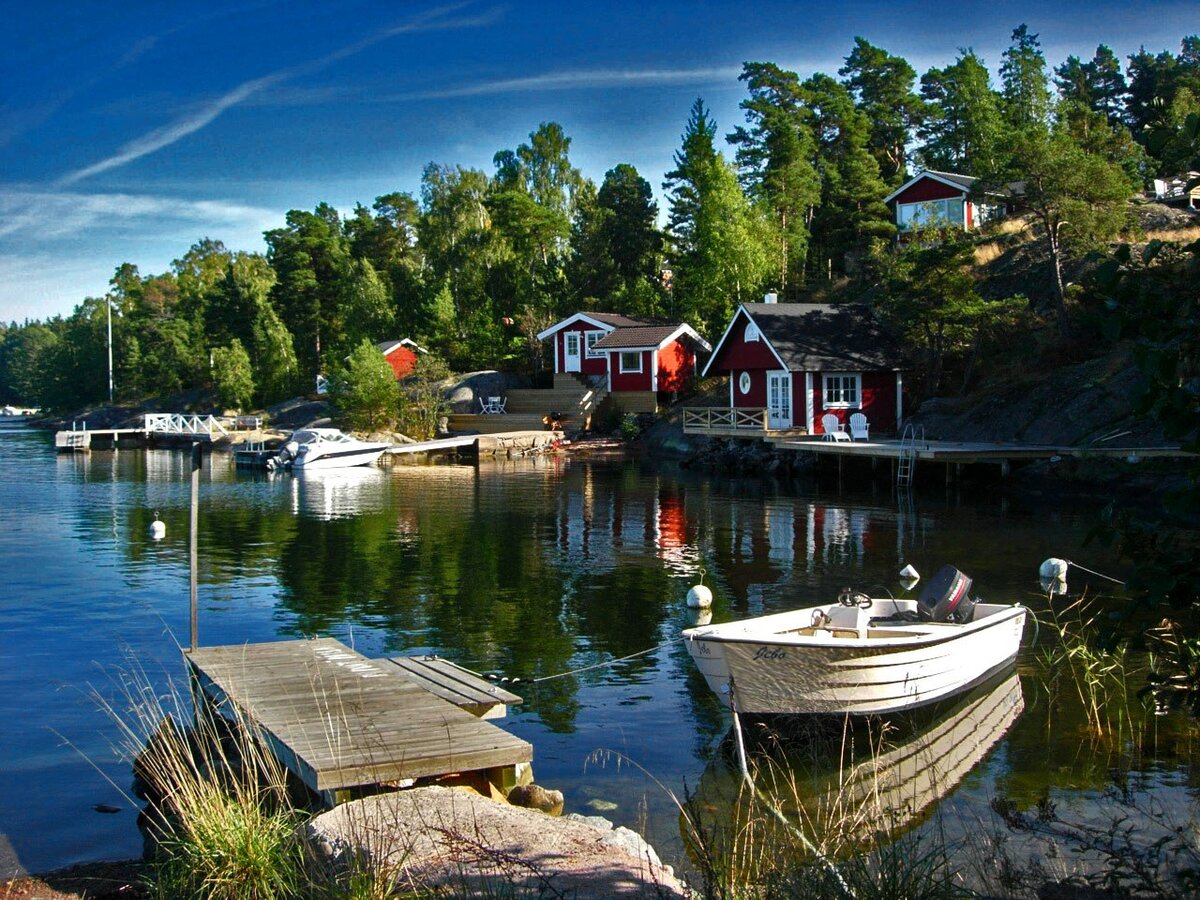 Дачные домики на берегу Аландского моря. Швеция.