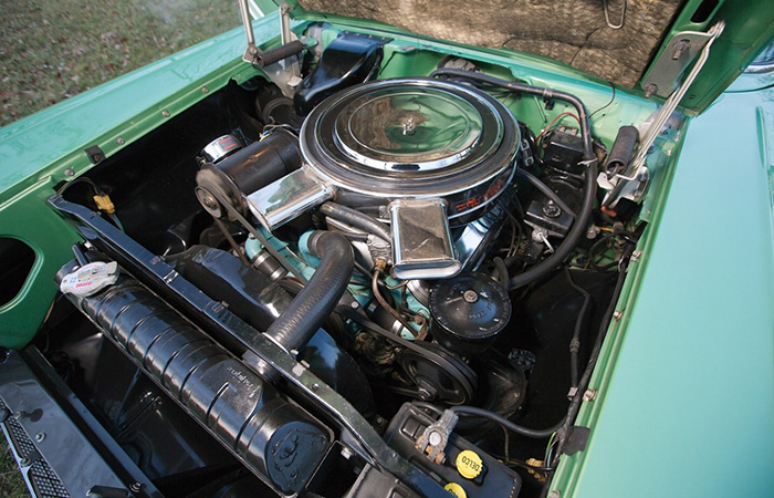 И его огромный 6-литровый мотор.