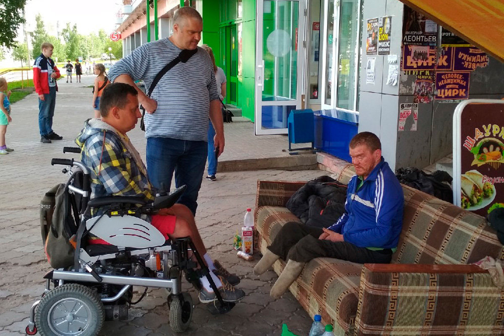Андрей Ярчук (справа) так бы и жил на диване, кабы не пришел, точнее, приехал к нему на помощь Илья Костин (слева).