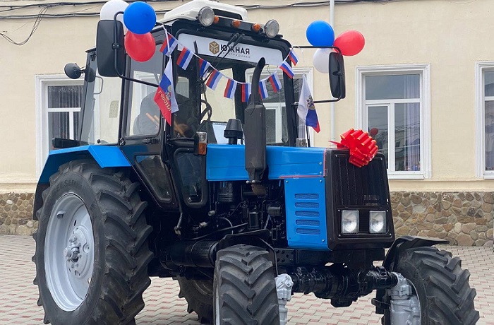 Агрофирма «Южная» подарила трактор Лабинскому аграрному техникуму